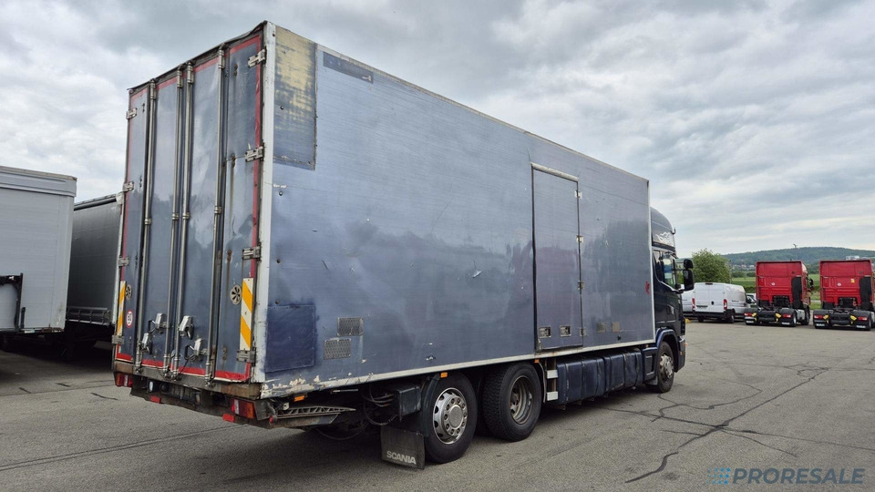 SCANIA R124 LB 6X2 EURO 3 - skříňový + hydraulické čelo - شاحنة مقفلة: صورة 3 SCANIA R124 LB 6X2 EURO 3 - skříňový + hydraulické čelo - شاحنة مقفلة: صورة 3