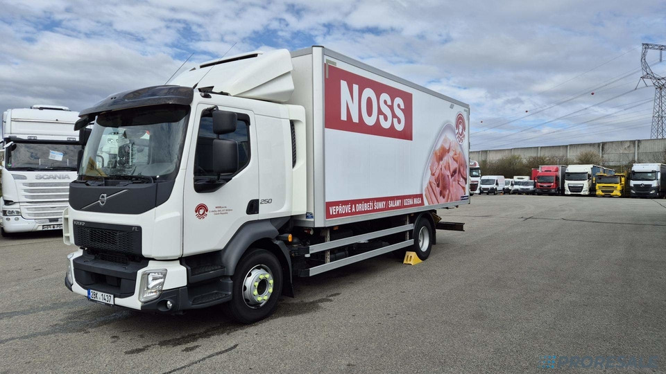 VOLVO FL 250 BB EURO 6 - mrazírna + CARRIER XARIOS 600 EL MAXI - شاحنة الفريزر: صورة 2 VOLVO FL 250 BB EURO 6 - mrazírna + CARRIER XARIOS 600 EL MAXI - شاحنة الفريزر: صورة 2