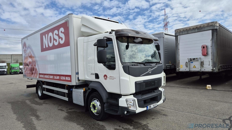 VOLVO FL 250 BB EURO 6 - mrazírna + CARRIER XARIOS 600 EL MAXI - شاحنة الفريزر: صورة 1 VOLVO FL 250 BB EURO 6 - mrazírna + CARRIER XARIOS 600 EL MAXI - شاحنة الفريزر: صورة 1