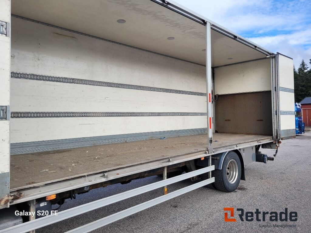 Skåp från lastbil med öppningsbar sida och bak-gavellyft - آليات: صورة 1 Skåp från lastbil med öppningsbar sida och bak-gavellyft - آليات: صورة 1