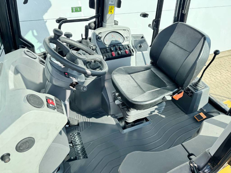 Cat 424 4WD - Hammer Lines / Airco / Side Shift - جرافة حفار: صورة 5 Cat 424 4WD - Hammer Lines / Airco / Side Shift - جرافة حفار: صورة 5