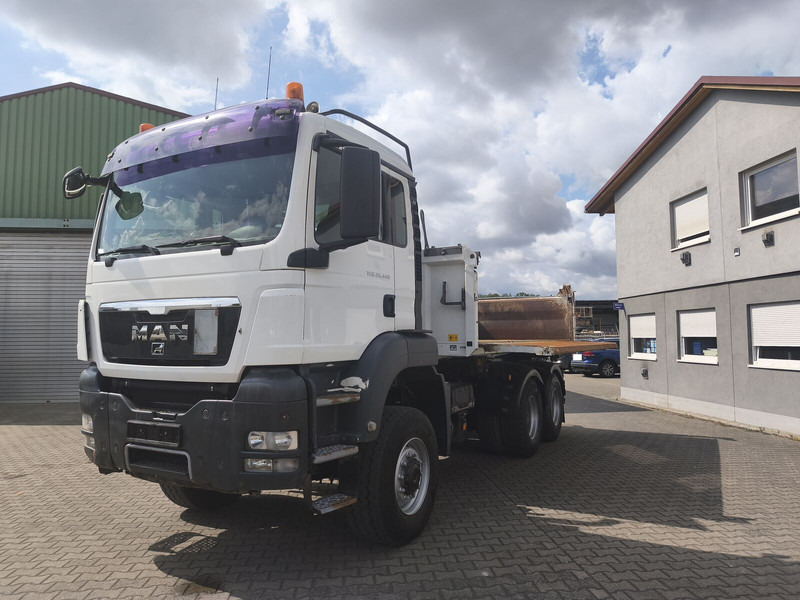MAN MAN TGS 26.440 Kipper 6x6 Bordmatik Rollplane AHK Euro 5 - شاحنة قلاب: صورة 1 MAN MAN TGS 26.440 Kipper 6x6 Bordmatik Rollplane AHK Euro 5 - شاحنة قلاب: صورة 1