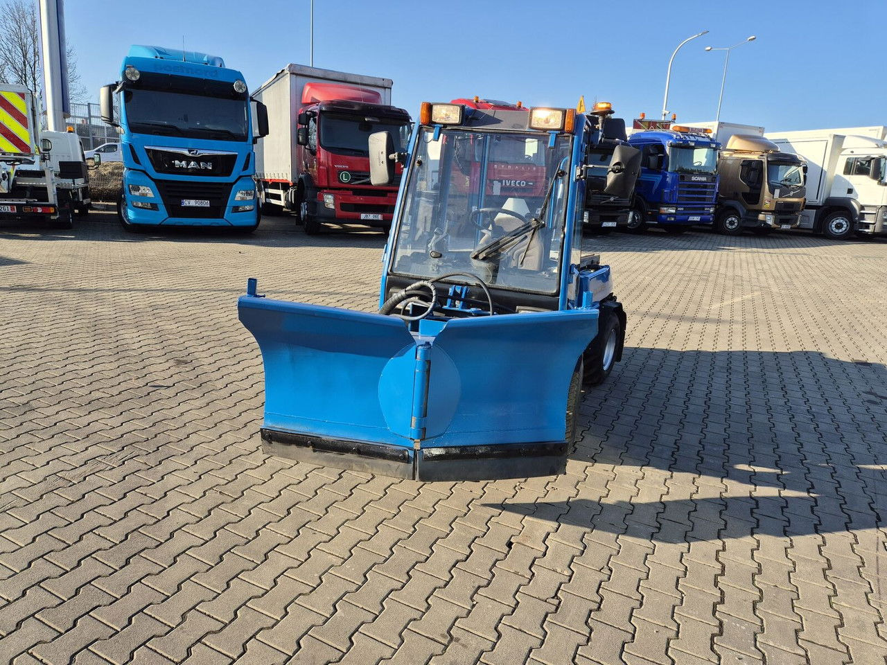 HOLDER C245 4WD / Tool carrier / Snow plow / PTO Front AN D Rear / 4X4 / - جرار البلدية: صورة 3 HOLDER C245 4WD / Tool carrier / Snow plow / PTO Front AN D Rear / 4X4 / - جرار البلدية: صورة 3