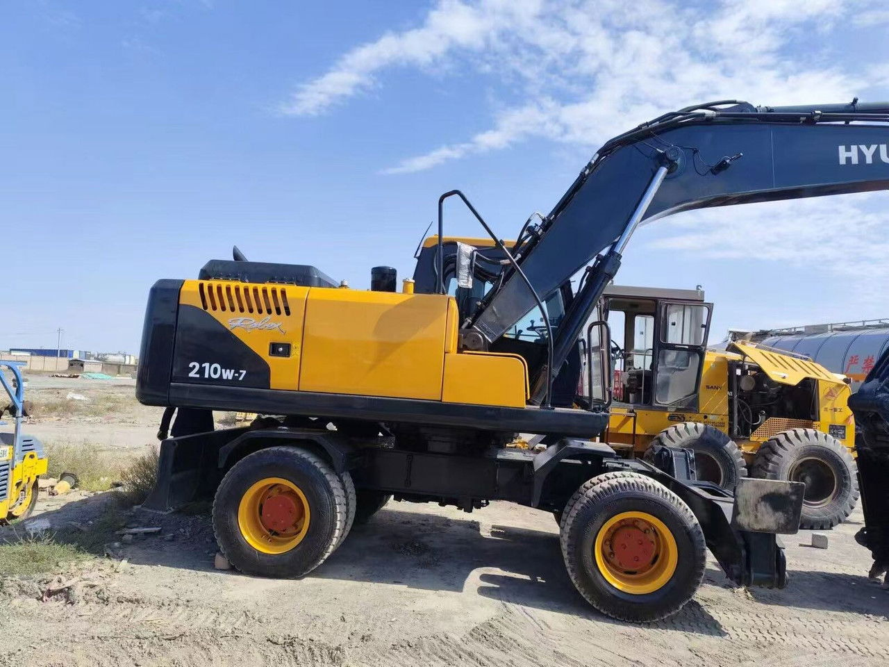 Hyundai R210-7 - حفارة دولاب: صورة 1 Hyundai R210-7 - حفارة دولاب: صورة 1