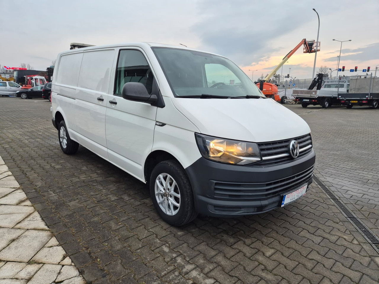 Volkswagen Transporter T6 2.0 TDi DSG / 1 Owner / Long / Serviced - فان المدمجة: صورة 4 Volkswagen Transporter T6 2.0 TDi DSG / 1 Owner / Long / Serviced - فان المدمجة: صورة 4