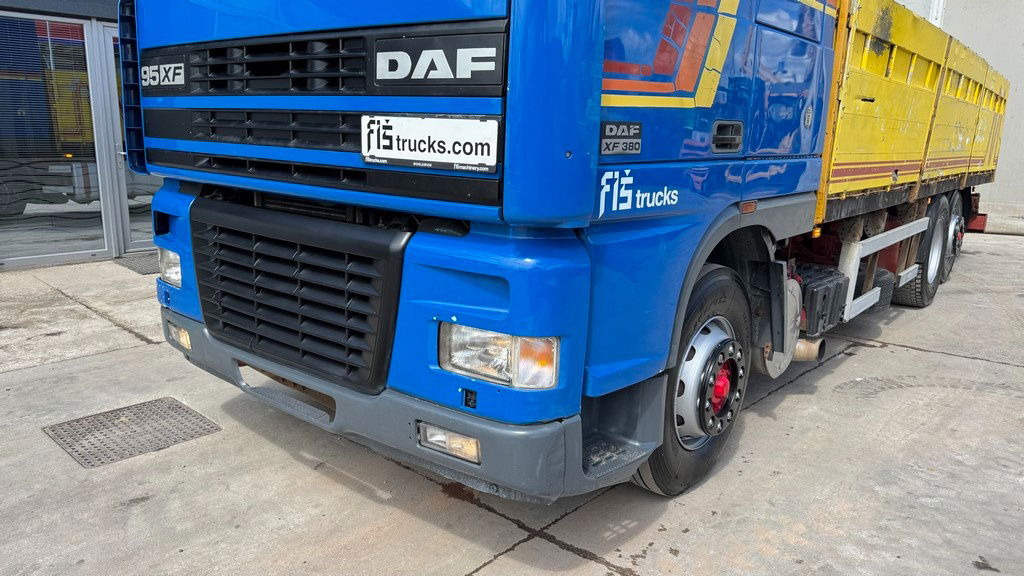 DAF XF 95.380 6X2 stake body - air condition - شاحنات مسطحة: صورة 2 DAF XF 95.380 6X2 stake body - air condition - شاحنات مسطحة: صورة 2
