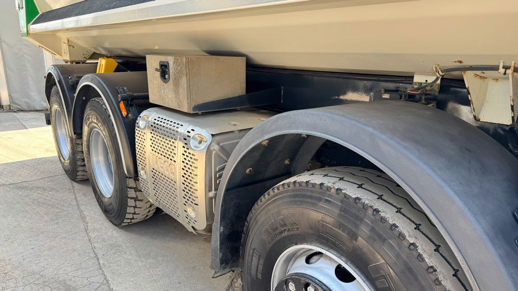 Iveco Trakker AD410T45 8x4 20m3 - hydr. back - 72.000km - شاحنة قلاب: صورة 4 Iveco Trakker AD410T45 8x4 20m3 - hydr. back - 72.000km - شاحنة قلاب: صورة 4