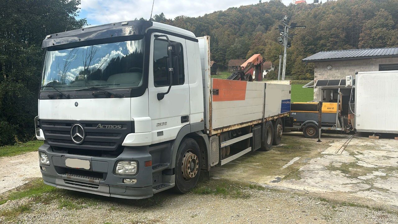 Mercedes-Benz Actros 2536 L 6x2 stake body - lifting axle - شاحنات مسطحة: صورة 1 Mercedes-Benz Actros 2536 L 6x2 stake body - lifting axle - شاحنات مسطحة: صورة 1