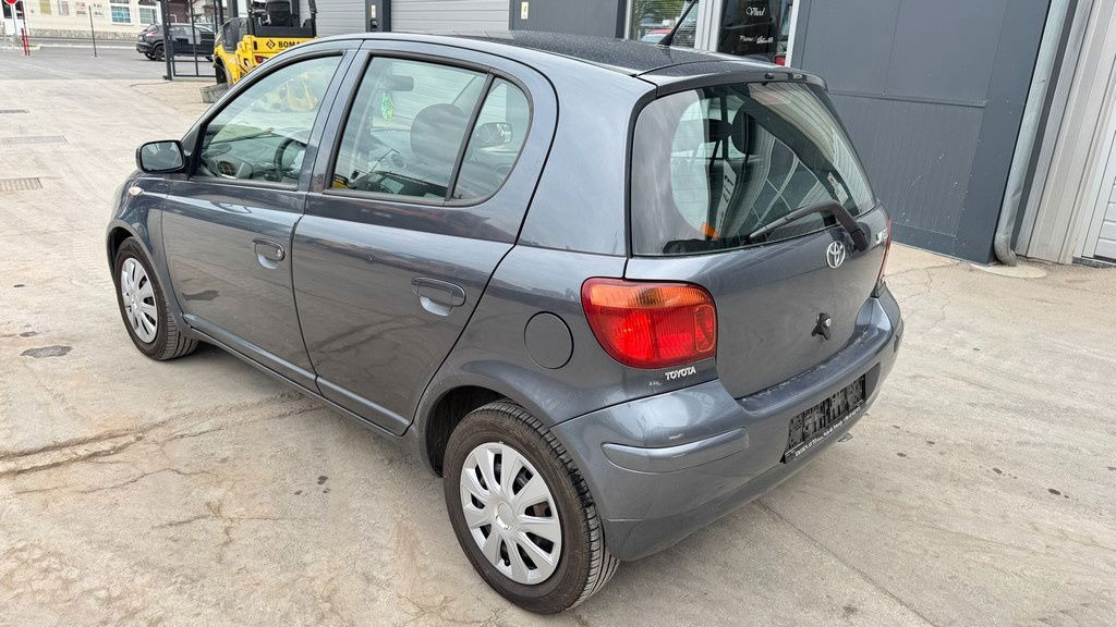 Toyota Yaris 1.3 - Petrol - 5 Doors - AC - سيارة: صورة 4 Toyota Yaris 1.3 - Petrol - 5 Doors - AC - سيارة: صورة 4