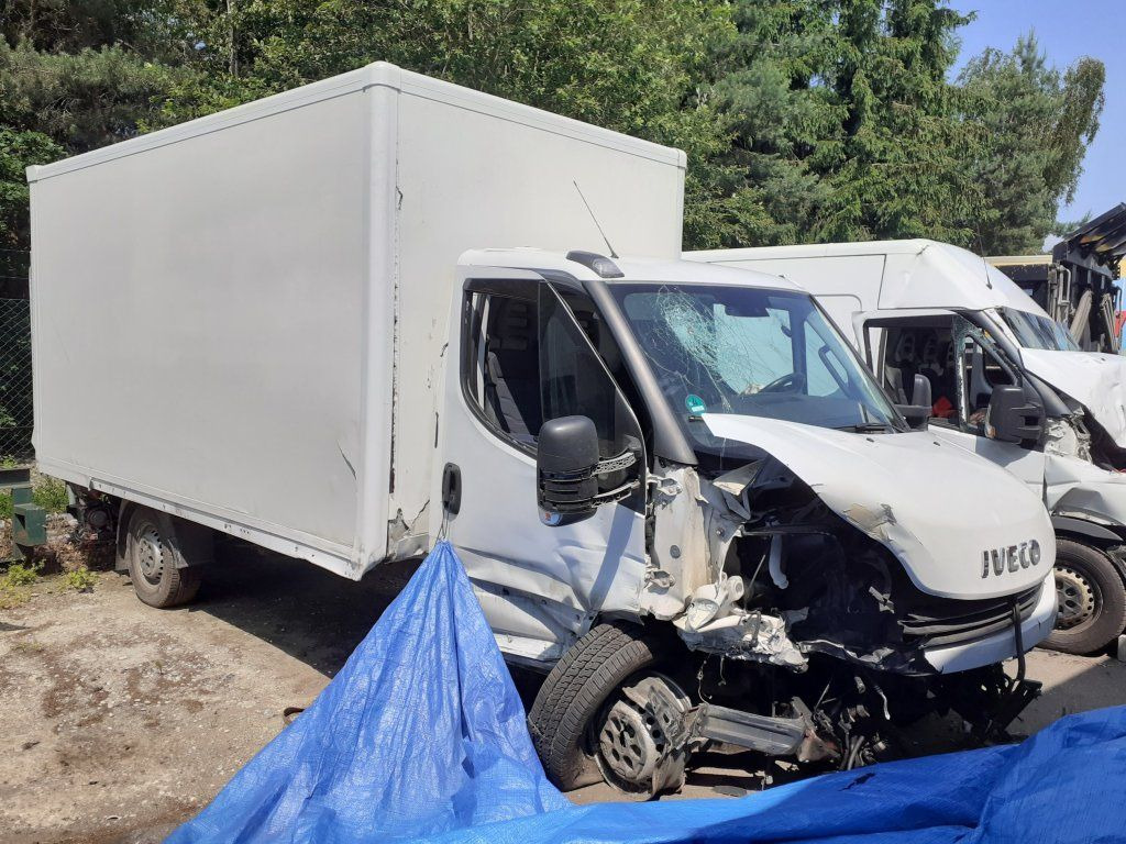 Iveco Daily 35S16 mit LBW DAMAGED - شاحنة مغلقة الصندوق: صورة 1 Iveco Daily 35S16 mit LBW DAMAGED - شاحنة مغلقة الصندوق: صورة 1