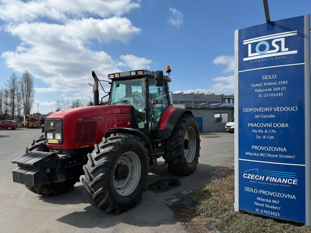 Massey Ferguson MF8260 - جرار: صورة 1 Massey Ferguson MF8260 - جرار: صورة 1