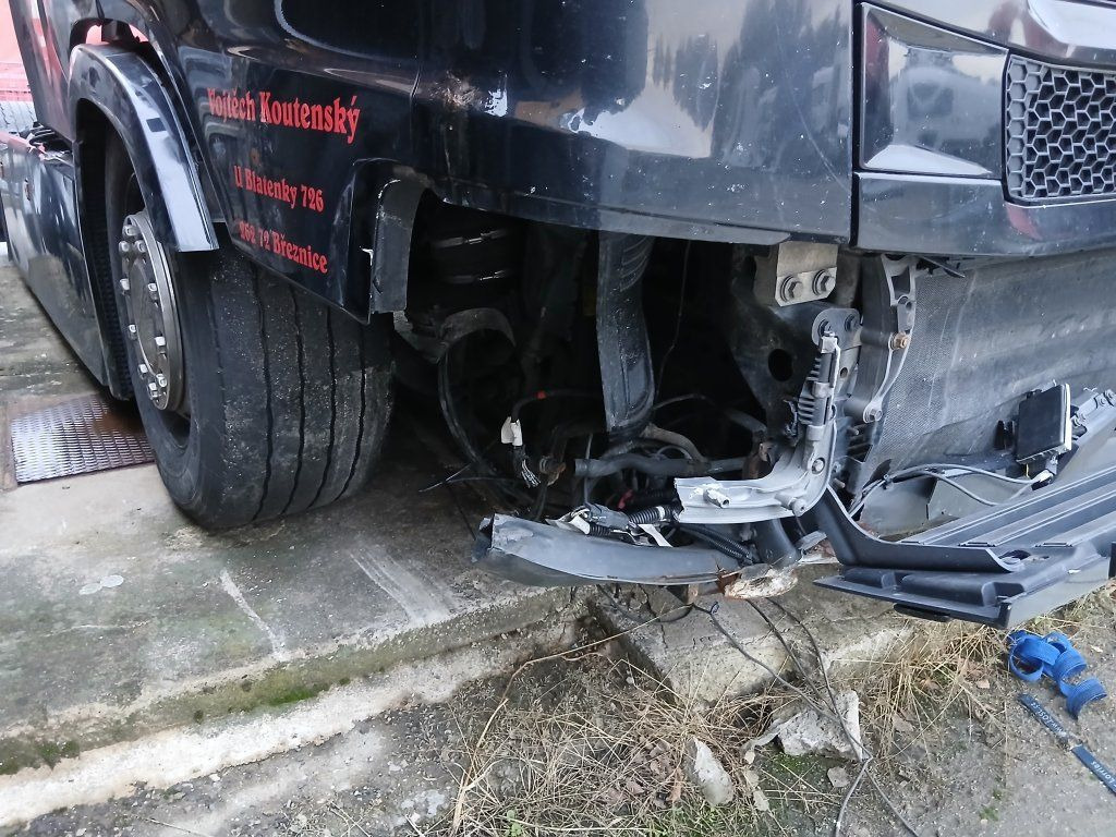 Scania R450 MEGA/lowdeck Unfall / damage - وحدة جر: صورة 4 Scania R450 MEGA/lowdeck Unfall / damage - وحدة جر: صورة 4