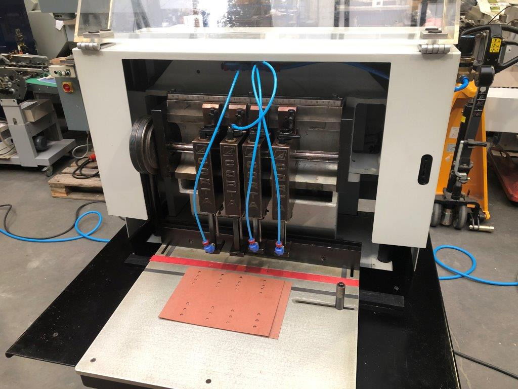 Dürselen Corta PB-04 Four Spindle Paper Drilling Machine - آلات الطباعة: صورة 4 Dürselen Corta PB-04 Four Spindle Paper Drilling Machine - آلات الطباعة: صورة 4