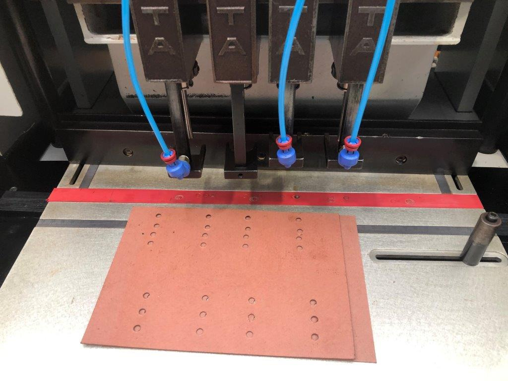 Dürselen Corta PB-04 Four Spindle Paper Drilling Machine - آلات الطباعة: صورة 3 Dürselen Corta PB-04 Four Spindle Paper Drilling Machine - آلات الطباعة: صورة 3