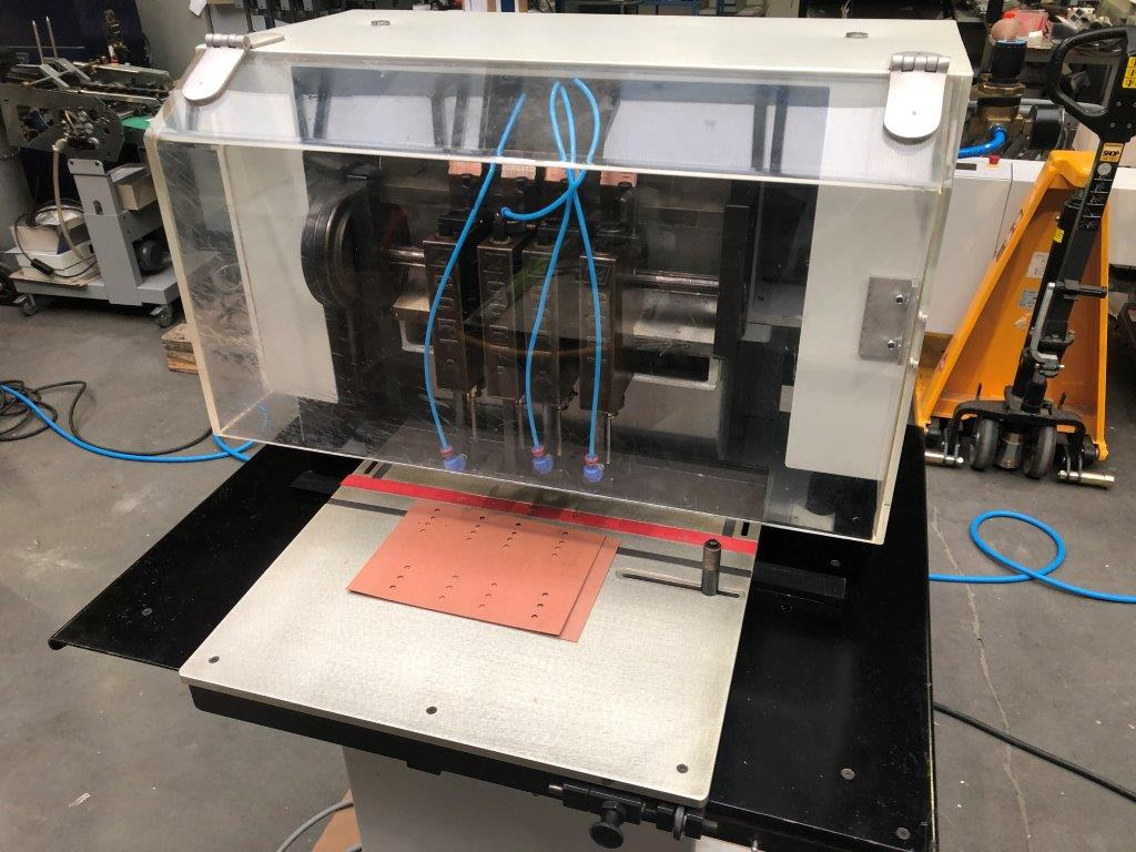 Dürselen Corta PB-04 Four Spindle Paper Drilling Machine - آلات الطباعة: صورة 5 Dürselen Corta PB-04 Four Spindle Paper Drilling Machine - آلات الطباعة: صورة 5