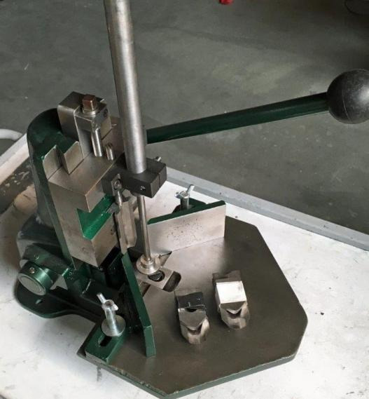 Karl Tränklein EH-1 corner round bumper - آلة تجليد: صورة 1 Karl Tränklein EH-1 corner round bumper - آلة تجليد: صورة 1