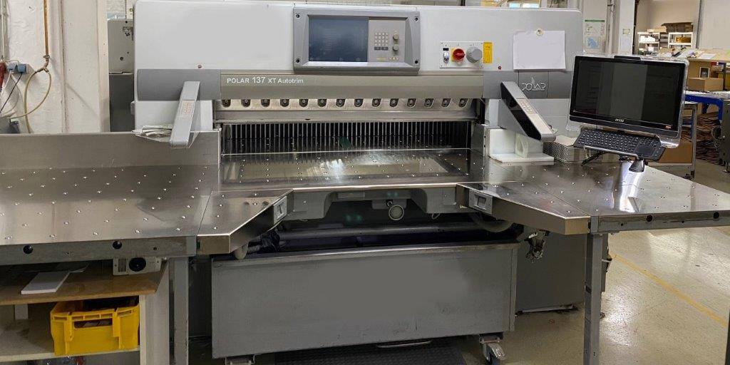 Large sized cutting system Polar 137 XT-AT with stacking lifter, automatic vibrator, scale and optional unloader - آلة قطع الورق: صورة 2 Large sized cutting system Polar 137 XT-AT with stacking lifter, automatic vibrator, scale and optional unloader - آلة قطع الورق: صورة 2