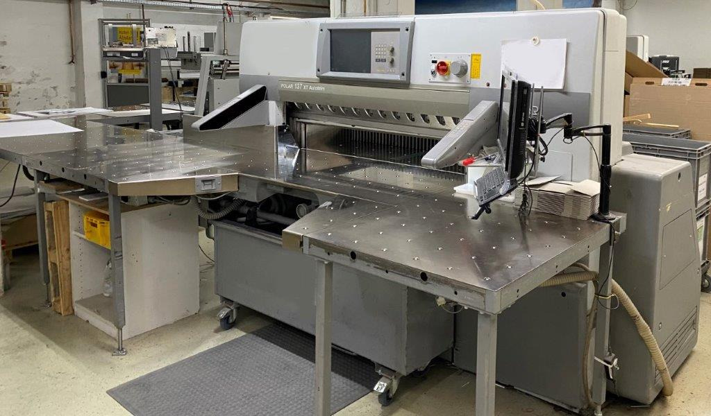 Large sized cutting system Polar 137 XT-AT with stacking lifter, automatic vibrator, scale and optional unloader - آلة قطع الورق: صورة 1 Large sized cutting system Polar 137 XT-AT with stacking lifter, automatic vibrator, scale and optional unloader - آلة قطع الورق: صورة 1