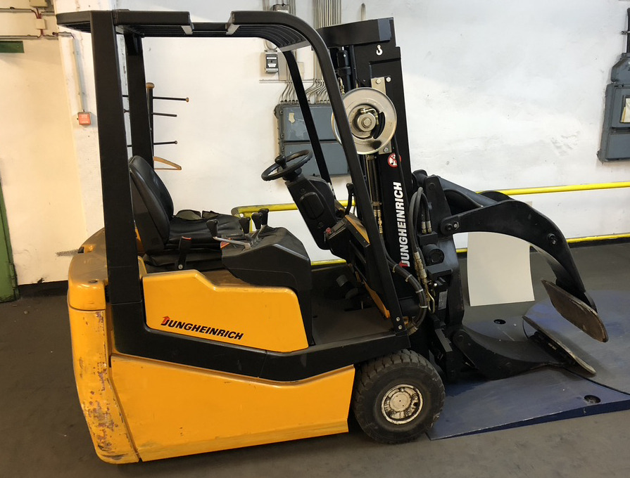 Three-wheel electric front loader Jungheinrich EFG DF 15 with duplex mast and Meyer roller clamp - رافعة شوكية كهربائية: صورة 1 Three-wheel electric front loader Jungheinrich EFG DF 15 with duplex mast and Meyer roller clamp - رافعة شوكية كهربائية: صورة 1