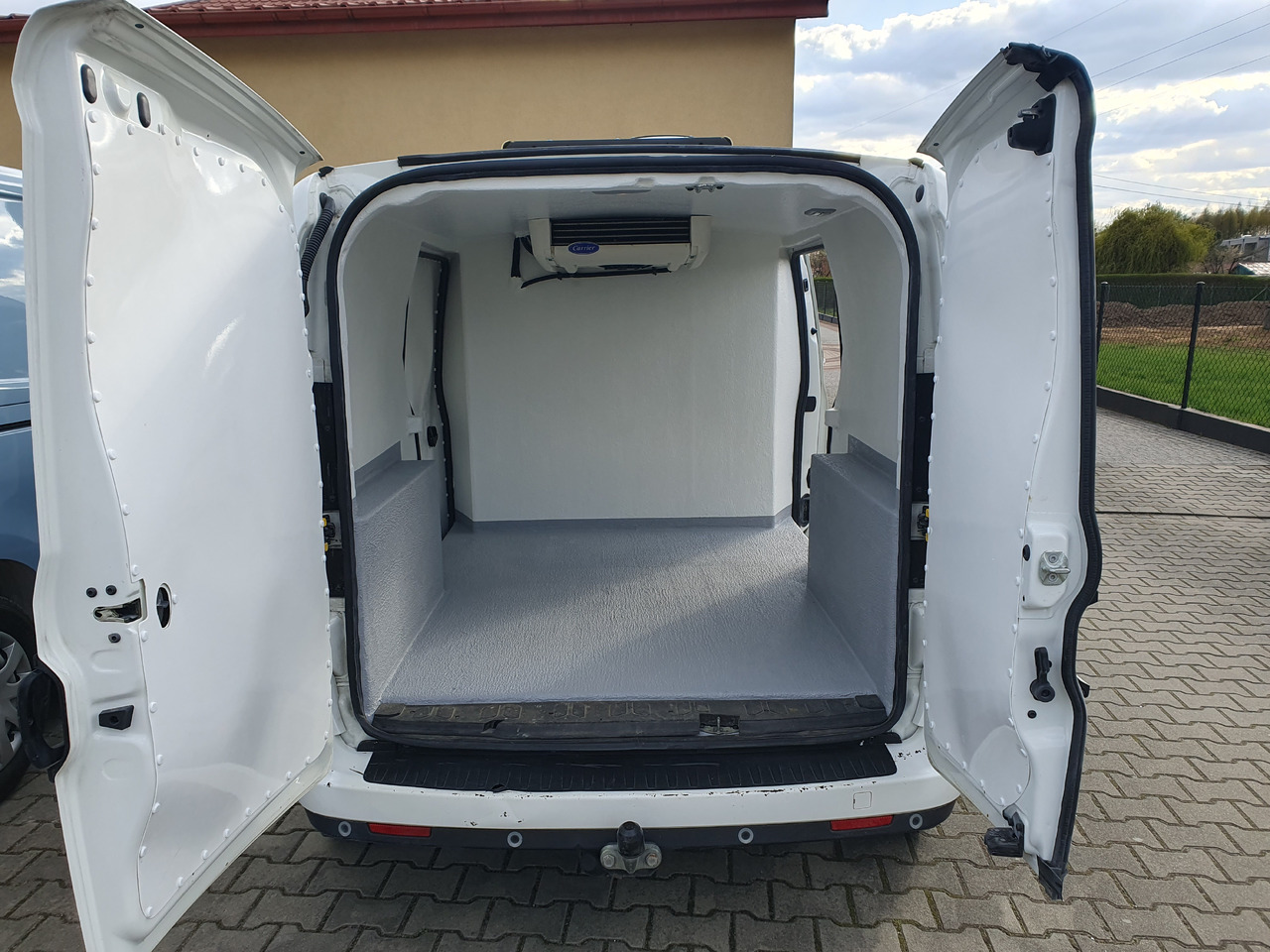 FIAT DOBLO CHLODNIA MROZNIA CARRIER KLIMA EURO6 - شاحنة مُبرّدة للتوصيل: صورة 2 FIAT DOBLO CHLODNIA MROZNIA CARRIER KLIMA EURO6 - شاحنة مُبرّدة للتوصيل: صورة 2