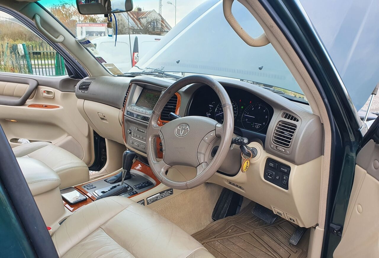 Toyota LAND CRUISER 100 4,2 TD KLIMA 7 OSOB - سيارة: صورة 2 Toyota LAND CRUISER 100 4,2 TD KLIMA 7 OSOB - سيارة: صورة 2