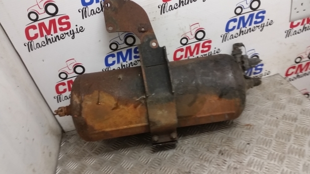 Fendt 412 Vario Air Tank Assembly With Brackets And Valve 72365839 - أجزاء الفرامل - جرار: صورة 3 Fendt 412 Vario Air Tank Assembly With Brackets And Valve 72365839 - أجزاء الفرامل - جرار: صورة 3