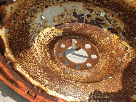 Ford 13.6 R38 Wheel - عجلات - جرار: صورة 2 Ford 13.6 R38 Wheel - عجلات - جرار: صورة 2
