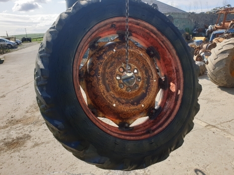 Ford 13.6 R38 Wheel - عجلات - جرار: صورة 4 Ford 13.6 R38 Wheel - عجلات - جرار: صورة 4