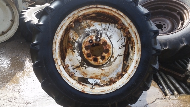 Ford 4000 Rear Wheel And Tyre 12.4/11-32. Please Check By Description - عجلات - جرار: صورة 1 Ford 4000 Rear Wheel And Tyre 12.4/11-32. Please Check By Description - عجلات - جرار: صورة 1