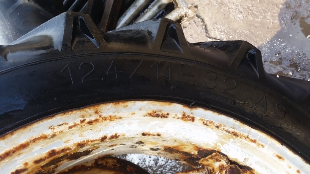 Ford 4000 Rear Wheel And Tyre 12.4/11-32. Please Check By Description - عجلات - جرار: صورة 2 Ford 4000 Rear Wheel And Tyre 12.4/11-32. Please Check By Description - عجلات - جرار: صورة 2