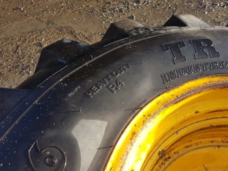 Ford 4550 Rear Wheel Rim And Tyre 18.4-26, 1 Inch Grip, 6 Inches Centre Hole - عجلات - جرار: صورة 3 Ford 4550 Rear Wheel Rim And Tyre 18.4-26, 1 Inch Grip, 6 Inches Centre Hole - عجلات - جرار: صورة 3