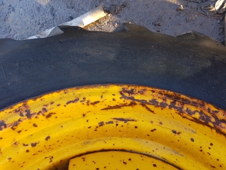 Ford 4550 Rear Wheel Rim And Tyre 18.4-26, 5% Grip, 6 Inches Centre Hole - عجلات - جرار: صورة 3 Ford 4550 Rear Wheel Rim And Tyre 18.4-26, 5% Grip, 6 Inches Centre Hole - عجلات - جرار: صورة 3