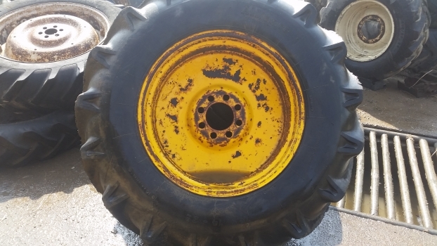 Ford Construction Wheel And Tyre 16.9/14-28. Please Check Decription. - عجلات - جرار: صورة 1 Ford Construction Wheel And Tyre 16.9/14-28. Please Check Decription. - عجلات - جرار: صورة 1