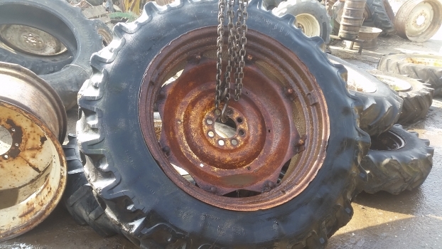 Ford Rear Wheel And Tyre 16.9-38. Please Check By The Photos. - عجلات - جرار: صورة 1 Ford Rear Wheel And Tyre 16.9-38. Please Check By The Photos. - عجلات - جرار: صورة 1