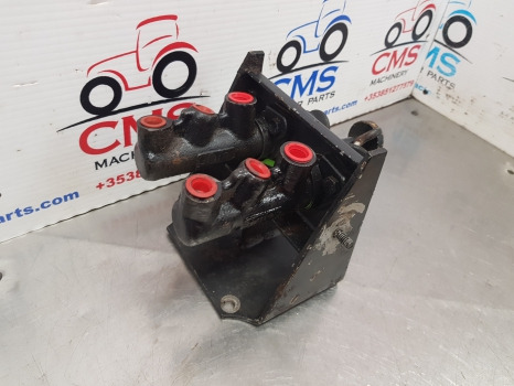 International Case 885 Xl, 85, Case 4200, Brake Master Cylinder 1287843c91 - اسطوانة الفرامل - الآلات الزراعية: صورة 2 International Case 885 Xl, 85, Case 4200, Brake Master Cylinder 1287843c91 - اسطوانة الفرامل - الآلات الزراعية: صورة 2