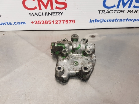 John Deere 6200, 6300, 6400, 7600, 7700 Clutch Cooling Valve Housing R109490 - صندوق التروس: صورة 1 John Deere 6200, 6300, 6400, 7600, 7700 Clutch Cooling Valve Housing R109490 - صندوق التروس: صورة 1