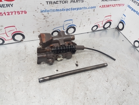 Massey Ferguson 690, 698, 699 Lift Cover Hydraulic Selector Valve - صمام هيدروليكي - جرار: صورة 1 Massey Ferguson 690, 698, 699 Lift Cover Hydraulic Selector Valve - صمام هيدروليكي - جرار: صورة 1