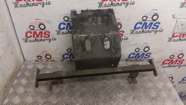المحرك و قطع الغيار - جرار Massey Ferguson 690 Engine Support Plate, Bracket: صورة 1