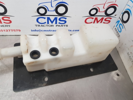 New Holland Case Maxxum Windshield Washer Reservoir 87638112, 87470604 - مساحة الزجاج الأمامي - الآلات الزراعية: صورة 5 New Holland Case Maxxum Windshield Washer Reservoir 87638112, 87470604 - مساحة الزجاج الأمامي - الآلات الزراعية: صورة 5