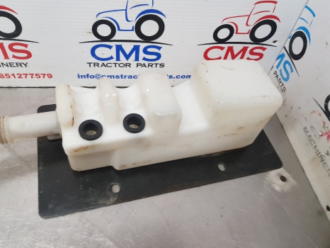 New Holland Case Maxxum Windshield Washer Reservoir 87638112, 87470604 - مساحة الزجاج الأمامي - الآلات الزراعية: صورة 4 New Holland Case Maxxum Windshield Washer Reservoir 87638112, 87470604 - مساحة الزجاج الأمامي - الآلات الزراعية: صورة 4