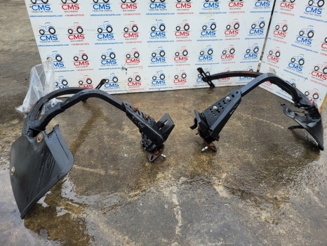 New Holland Case T6, T7, T6000, Maxxum Ser Front Mudguard Bracket Kit 47444870 - رفرف المركبة: صورة 1 New Holland Case T6, T7, T6000, Maxxum Ser Front Mudguard Bracket Kit 47444870 - رفرف المركبة: صورة 1