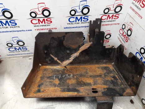 New Holland Case T7000, Puma T7030, T7040, Puma 210 Battery Tray 84144595 - النظام الكهربائي - الآلات الزراعية: صورة 3 New Holland Case T7000, Puma T7030, T7040, Puma 210 Battery Tray 84144595 - النظام الكهربائي - الآلات الزراعية: صورة 3
