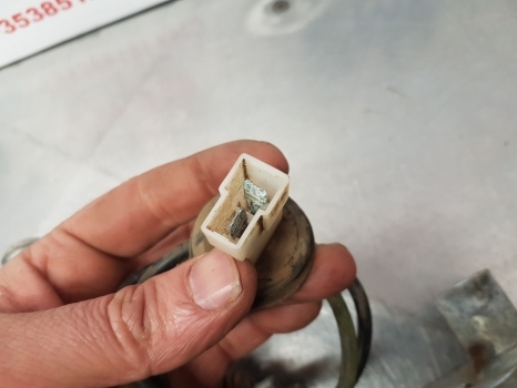 New Holland T5.95, T4, T5, Farmall Rotary Beacon Support 47788367 - أضواء/ إضاءة - جرار: صورة 5 New Holland T5.95, T4, T5, Farmall Rotary Beacon Support 47788367 - أضواء/ إضاءة - جرار: صورة 5