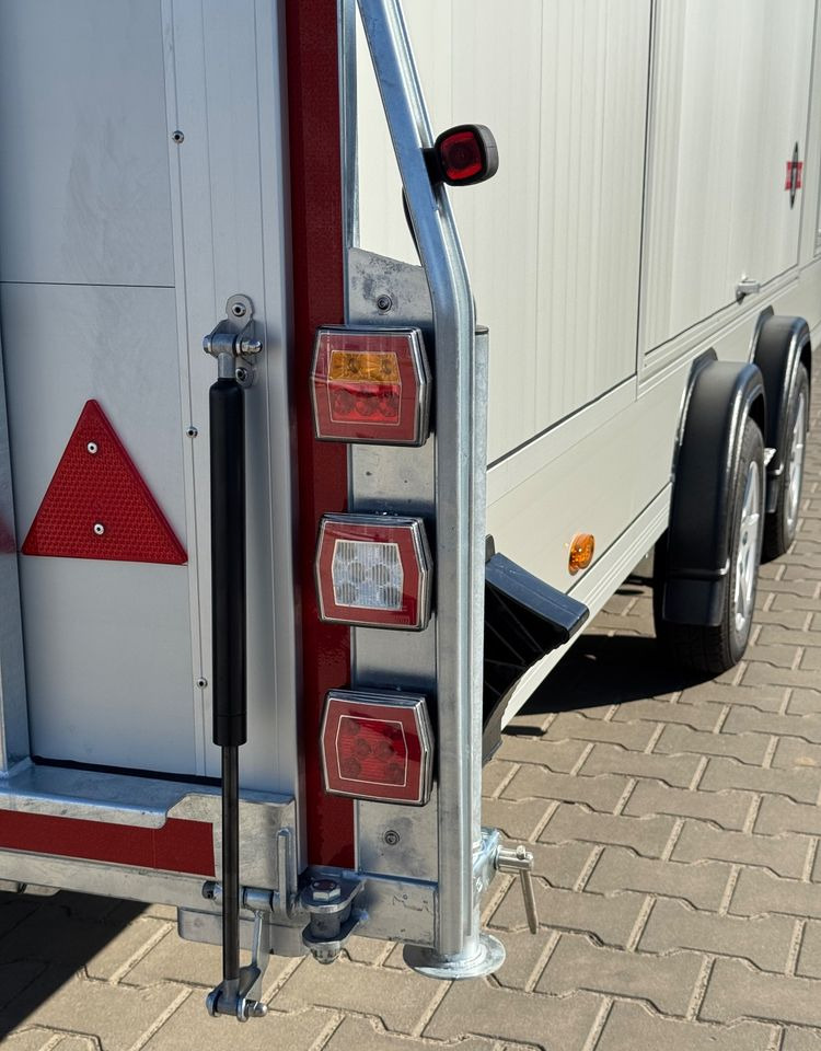 DEBON Debon C2000 - zamknięta przyczepa do przewozu aut, 550 x 215 cm, 3500kg, felgi ALU, wciągarka elektryczna - مقطورة شحن نقل السيارات: صورة 5 DEBON Debon C2000 - zamknięta przyczepa do przewozu aut, 550 x 215 cm, 3500kg, felgi ALU, wciągarka elektryczna - مقطورة شحن نقل السيارات: صورة 5