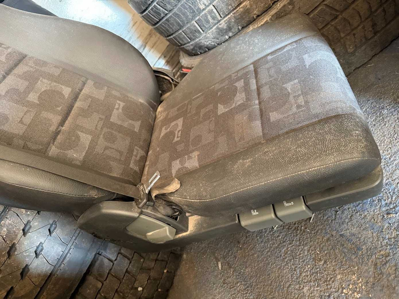 Foteli siedzenia komplet Mercedes Actros nowe - مقعد - شاحنة: صورة 3 Foteli siedzenia komplet Mercedes Actros nowe - مقعد - شاحنة: صورة 3