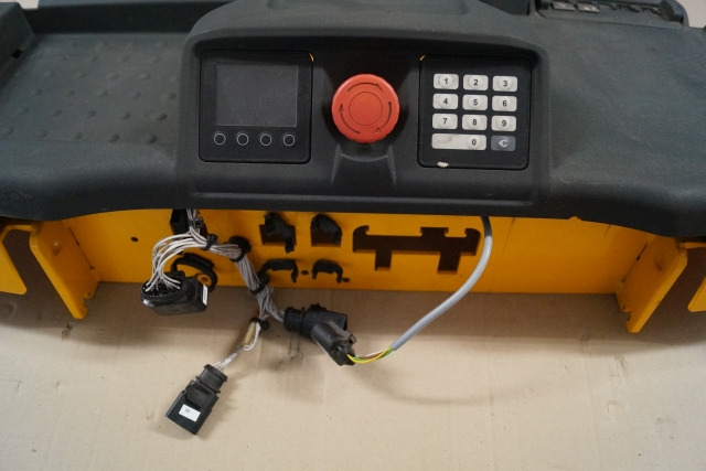Jungheinrich 51343941 | Battery cover complete with cover 51302942 , display KD - الكابينة والداخلية - معدات المناولة: صورة 2 Jungheinrich 51343941 | Battery cover complete with cover 51302942 , display KD - الكابينة والداخلية - معدات المناولة: صورة 2