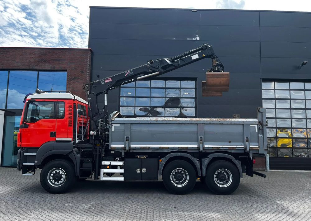 MAN TGS 26.360 /6x6 /Euro 5 /WYWROTKA TRÓJSTRONNA + ŻURAW - شاحنة قلاب: صورة 4 MAN TGS 26.360 /6x6 /Euro 5 /WYWROTKA TRÓJSTRONNA + ŻURAW - شاحنة قلاب: صورة 4
