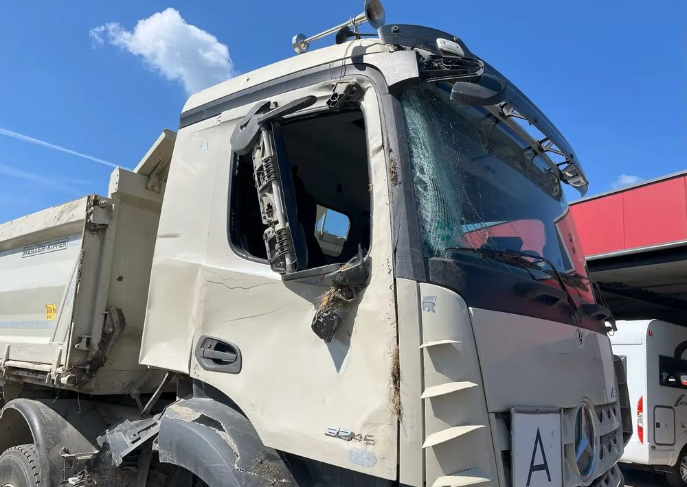Mercedes-Benz Arocs 3246 / 8x4 / Trójstronna Wywrotka / Bordmatic / Euro 6 / Uszkodzony - شاحنة قلاب: صورة 3 Mercedes-Benz Arocs 3246 / 8x4 / Trójstronna Wywrotka / Bordmatic / Euro 6 / Uszkodzony - شاحنة قلاب: صورة 3