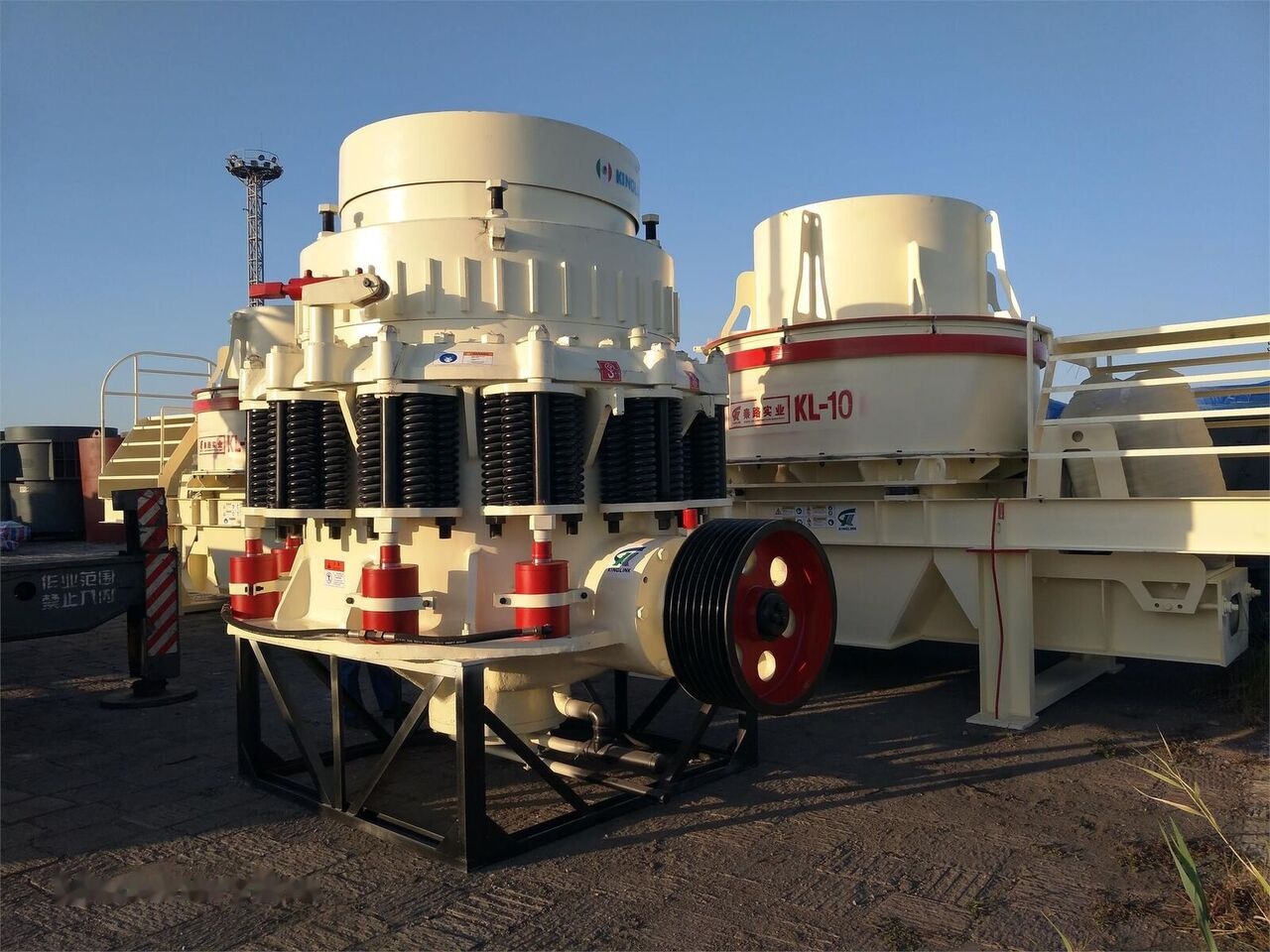 Kinglink 250TPH KLM1380 Iron Ore Cone Crusher - كسارة مخرو: صورة 4 Kinglink 250TPH KLM1380 Iron Ore Cone Crusher - كسارة مخرو: صورة 4