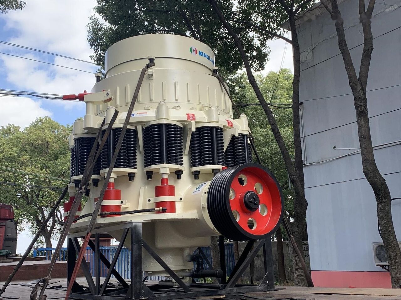 Kinglink 250TPH KLM1380 Iron Ore Cone Crusher - كسارة مخرو: صورة 2 Kinglink 250TPH KLM1380 Iron Ore Cone Crusher - كسارة مخرو: صورة 2